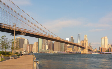 Fototapeta premium Brooklyn Bridge view of Manhattan from the waterfront