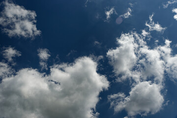 Nuages dans ciel Bleu