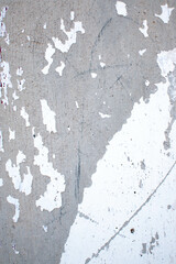 Imagen de una pared de cemento de hormigon gris con pintura blanca desgastada ideal para portadas