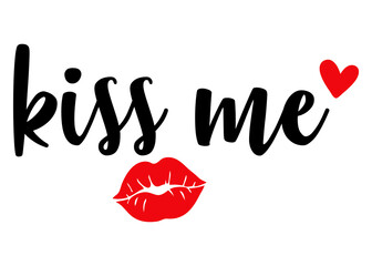 Logo del día de San Valentín. Letras de la palabra kiss me con labios de mujer y corazón. Texto manuscrito kiss me para su uso en invitaciones y tarjetas