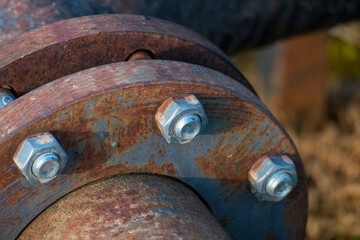 Metall Rohre, Gas Pipeline oder Bewässerung auf einemFeld 