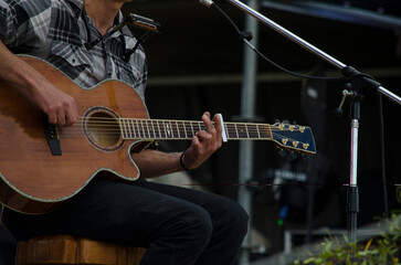 Obraz premium musician guitarist on stage of live music festival