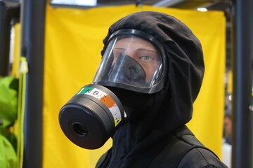 Tête de mannequin portant une combinaison NBC avec masque à gaz intégré, appareil respiratoire filtrant de protection anti-gaz contre le risque nucléaire / biologique / chimique - obrazy, fototapety, plakaty