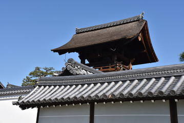 Fototapeta premium 妙心寺 玉鳳院の鐘楼 京都市右京区花園