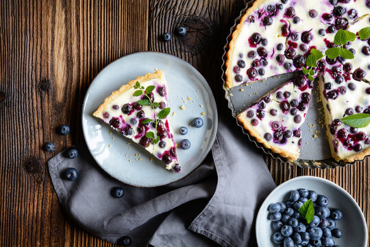 Mustikkapiirakka – Finnish pie with blueberry and sour cream filling