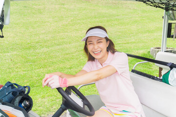 Fototapeta na wymiar ゴルフをする若い女性