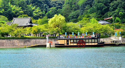 滋賀県大津市の瀬田川と石山寺界隈の風景、瀬田川とクルーズ船