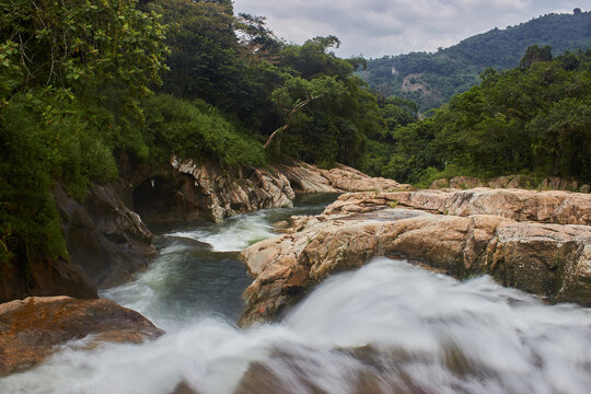 Cascada y vegetaci&oacute;n, larga exposici&oacute;n, templado