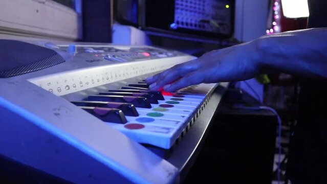 joven tocando el teclado para una canci&oacute;n