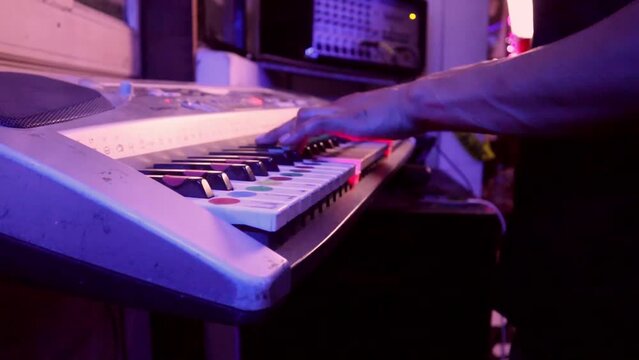 joven tocando el teclado para una canci&oacute;n