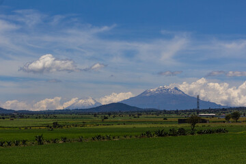 Vista panorámica de dos de los volcanes más altos de México, el Iztaccíhuatl y el Popocatépetl.