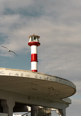 un faro con un pelicano 