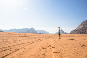 facet idący po pustyni - obrazy, fototapety, plakaty