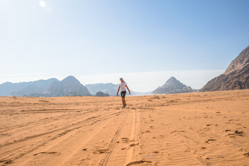 Fototapeta na wymiar facet idący po pustyni