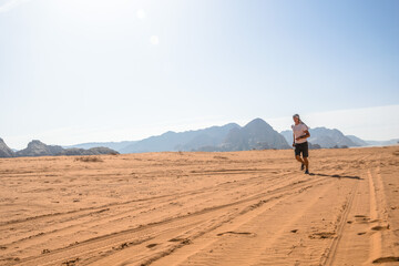 mężczyzna idący po pustyni