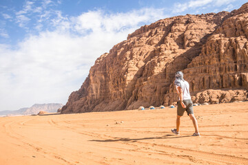 Fototapeta na wymiar mężczyzna idący po pustyni