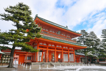 Naklejka premium 冬の京都市岡崎 平安神宮の應天門