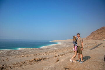 turkusowa woda wybrzeża morza martwego