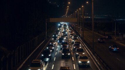 Atasco en la carretera de noche