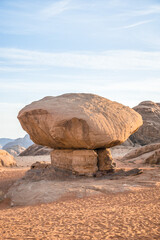 skała w kształcie grzyba na pustyni - obrazy, fototapety, plakaty