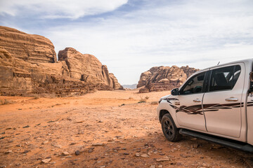 Fototapeta na wymiar samochód terenowy na pustyni 