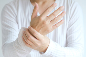 Hands of computer users have pain and injury to the fingers. From Syndrome Syndrome .Health and Physical Concepts