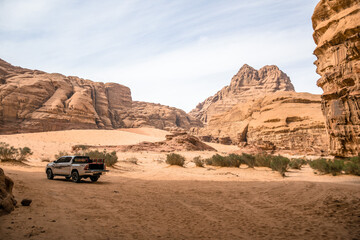 samochody terenowe na pustyni 