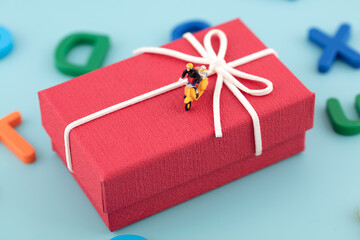 Miniature creativity sent to express gift box