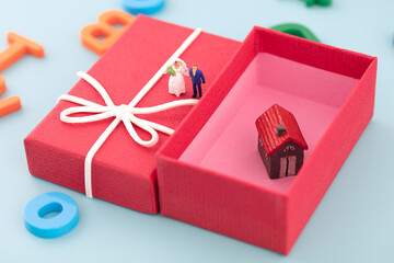 Miniature photography: newlyweds buy houses and live