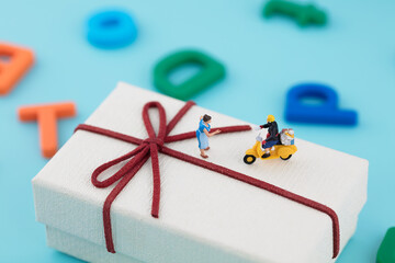 Miniature creativity sent to express gift box