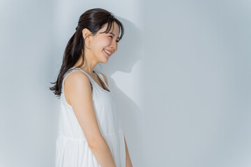 ワンピースを着た日本人女性