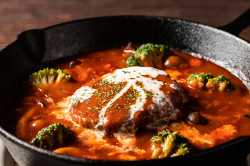 湯気が立つシズル感のある煮込みハンバーグ