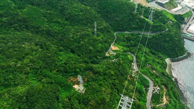 山に並ぶ送電塔　空撮