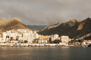 Widok na wybrzeże Teneryfy w pochmurny dzień, Santa Cruz de Tenerife, Hiszpania