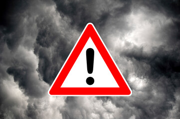 Achtung-Warnschild oder Verkehrsschild vor dramatischen, grauen Wolkenhimmel, als Symbol für...