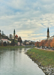 Naklejka premium 川沿いの街並み、ザルツブルグの街、オーストリア、ザルツブルグ