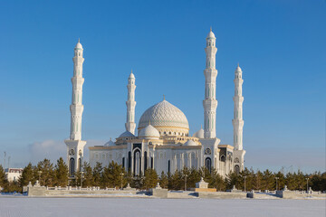 Obraz premium Panoramic view of snow-white modern Hazaret Sultan mosque sunny morning, Nur-Sultan, Astana, Kazakhstan. . High quality photo