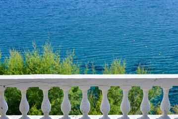 Stein- Betongeländer auf Terrasse in Kreta