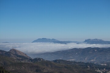 Fototapeta na wymiar Comarca del Alcoia Comtat y la Safor con niebla espesa visto desde el Alt de les Pedreres, Alcoy