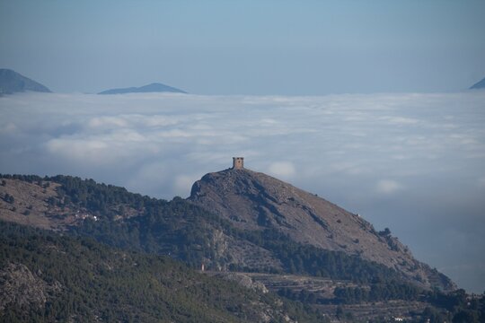 Castillo de Cocentaina y la comarca del Comtat con niebla espesa