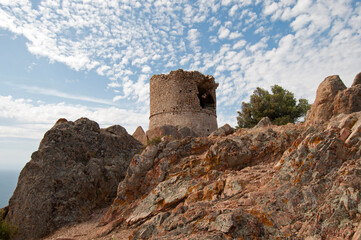 Fototapeta na wymiar Torre genovese di Roccapina, Corsica, Francia.