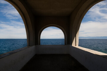 Luogo romantico con archi affacciato sul mare mediterraneo