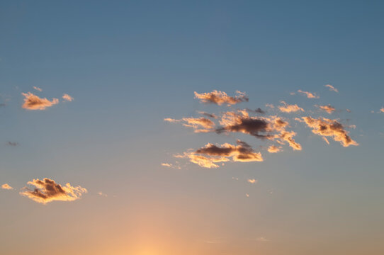 Nuvole arancioni durante il tramonto © howardponneso