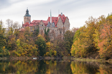 Obraz premium View of castle Czocha and Lesnianskie Lake in Poland