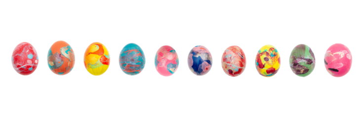  Composition de Pâques avec des œufs de poules colorés alignés sur un fond transparent. Concept de fêtes de Pâques.