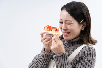 スイーツを食べる女性