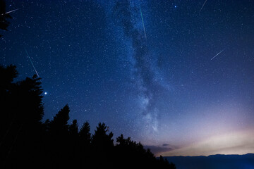 Perseiden Sternschnuppen mit Milchstraße, Planet, Lichtverschmutzung im August im Schwarzwald auf einem Berg