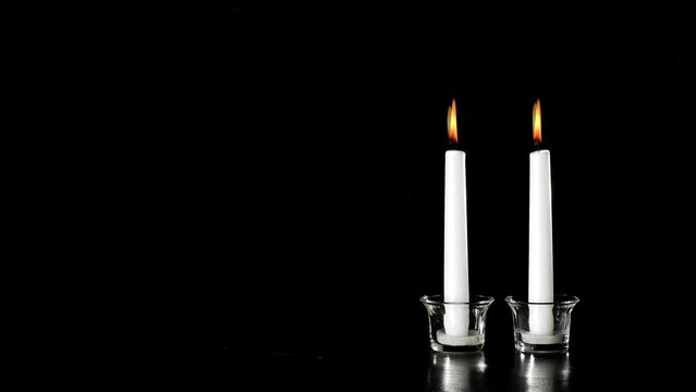 Timelapse di candele che si consumano su fondo nero