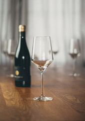 Weinglas mit Weinflasche