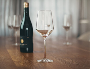 Weinglas mit Weinflasche